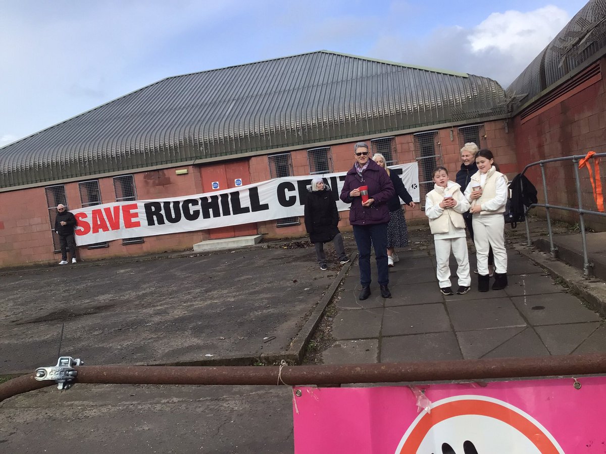 Join campaigners out rain 🌧️🪧🪧🪧🪧 @GeorgeSquare midday #saveruchillcc @RuchillSave  Saturday 6th April 2022 near city chambers .