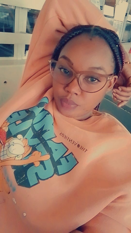 It's just the Lozi lady from western province wearing her specs 🤍🤍