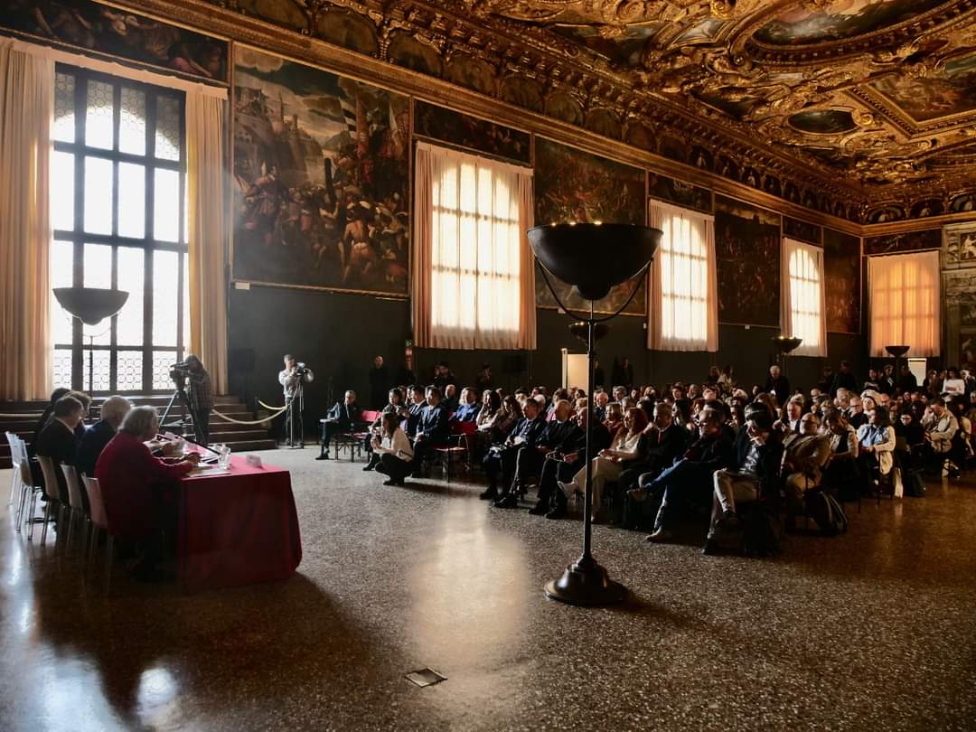 SimonVenturini's tweet photo. Bellissima la grande mostra a @DucaleVenezia "I mondi di #MarcoPolo"!

Uno degli #eventi culturali più importanti dell'anno in occasione dei 700 anni dalla morte del viaggiatore per antonomasia.

La nostra città con questa esposizione dialoga con l'Oriente attraverso la bellezza. https://t.co/7NvM8uEkPp