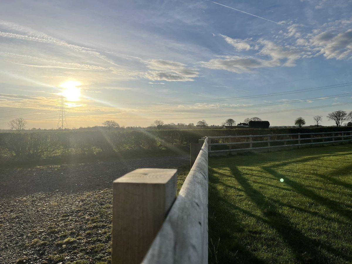 jonathanmaskew's tweet photo. Absolutely stunning Saturday morning .. the sun is shining, the birds are singing.. we are all so busy during the week .. take a moment to enjoy the simple things that matter .. enjoy your weekend folks
#SimpleThingsMatter
#SaturdayMorning https://t.co/71JcMM2jWG