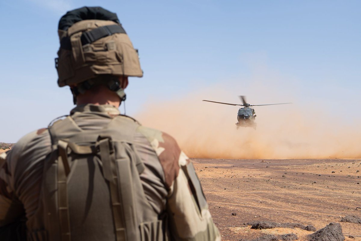 Le 6 avril 2021 – Gourma (Mali) Un soldat sécurise la zone d'atterrissage de l'hélicoptère Caïman NH-90 transportant le général de division Marc Conruyt commandant la force Barkhane (COMANFOR). Réf. : 2021_ECPAD_045_C_009_001 © Cyrielle Sicard/ECPAD/Défense @armees_gouv #ecpad