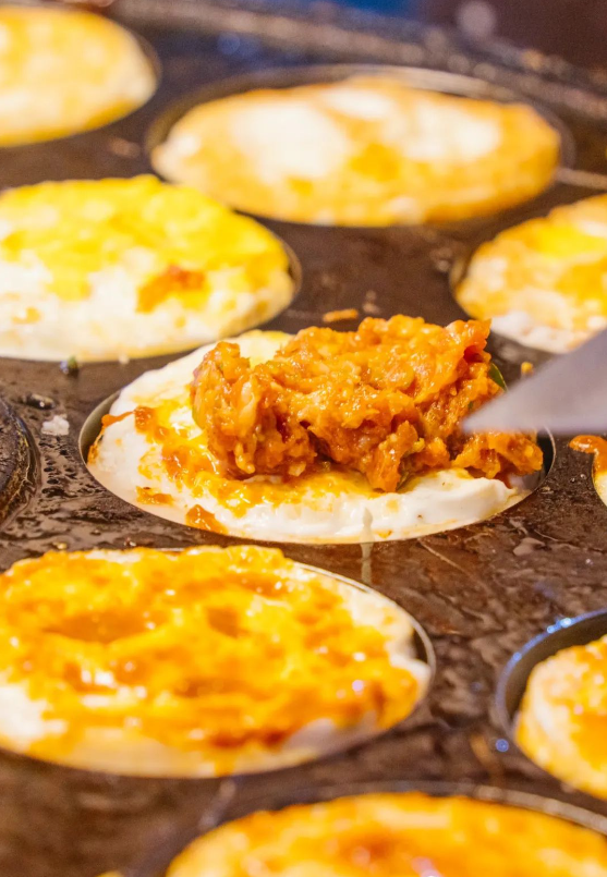 visit_wuhan's tweet photo. Come to NanhuAvenue to taste the delicious meat and egg hamburger. When the soft bread is filled with juicy grilled meat patty and golden crispy egg, taking a bite will bring a rich aroma, and a sense of satisfaction will naturally arise.
#foodfeast #wuhantaste #energeticwuhan #hereiswuhan #lovewuhan