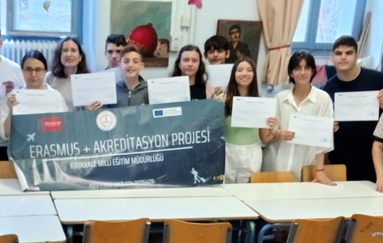 Millî Eğitim Müd.Eurodesk noktasıAR-GEbirimince yürütülen ve Türkiye Ulusal Ajansı tarafından hibelendirilen'Erasmus Okul Eğitimi Akreditasyon'projesi kapsamında konsorsiyum üyesi Kırıkkale Fen Lisesi öğrencileri Yunanistan’da çevre ve geri dönüşümle ilgili etkinliklere katıldı.