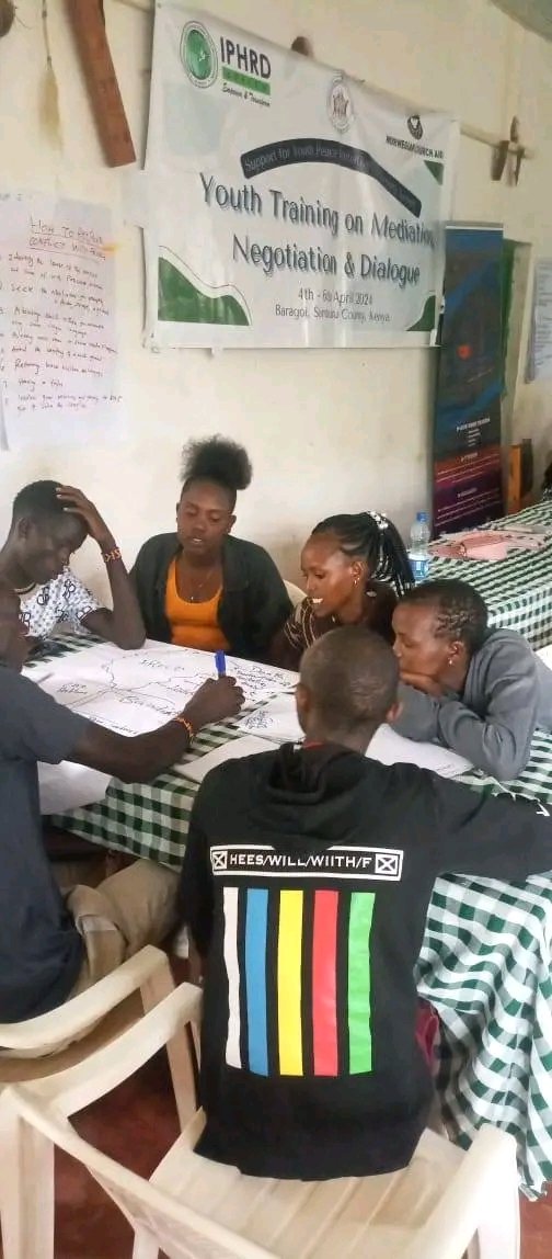 SamburuENetwork's tweet photo. Engaging youth in issues that matter to them. Peace is a primary issue that youth agree to work towards achieving and sustaining in Samburu North. 
@_AfricanUnion 
@iphrdafrica 
@joseph_leajore 
@CCGD_KE 
@lolojuberna 
@losiokisomoire https://t.co/FMlRoemyzC