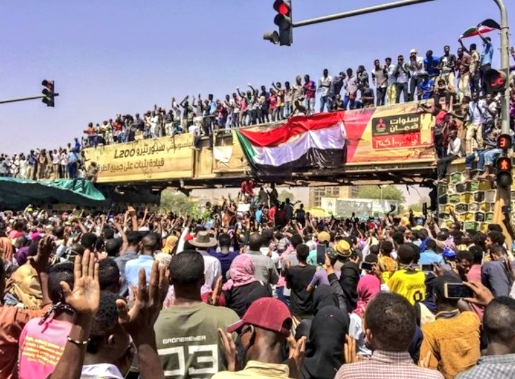 Jika sedang berkuasa, semua menjilatnya. Umar al-Basyir berkuasa 30 tahun di Sudan. 2009 ditetapkan sebagai penjahat perang oleh Mahkamah Pidana Internasional. Mayoritas rakyat Sudan melindungi Umar dari penangkapan. Tahun 2019 lengser. Mayoritas rakyat Sudan lalu mencibirnya!