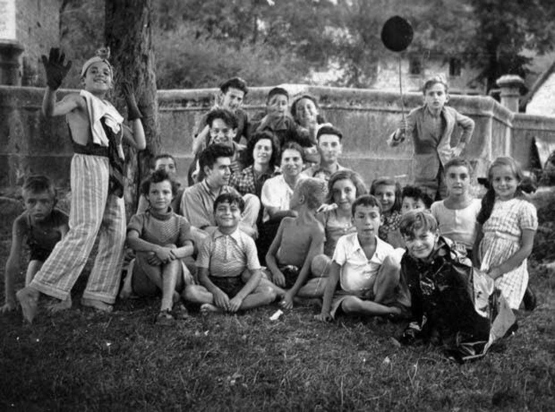 6 avril 1944. Regardons les visages, les sourires et l’innocence des 44 enfants juifs d’Izieu partis pour l’éternité.