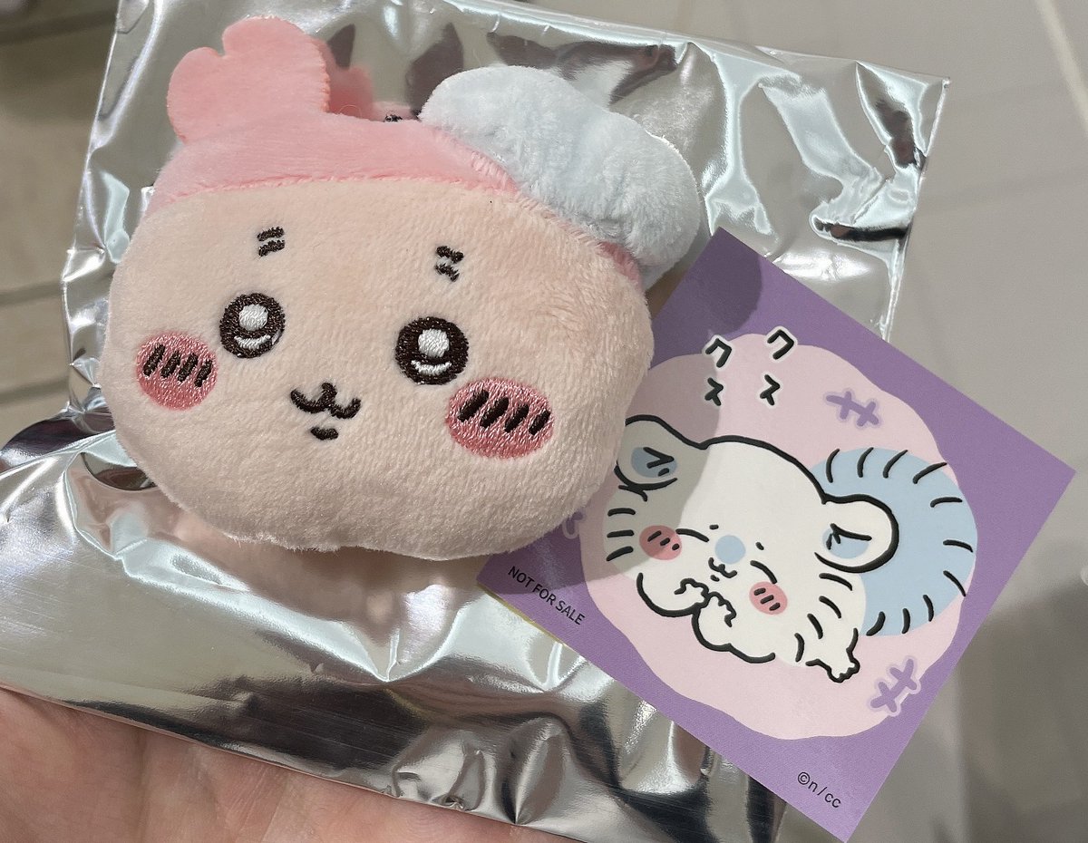 ____p6u6q's tweet photo. 【交換】ちいかわらんど東京 ノベルティ

⭐️譲
おかおぬいぐるみバッチ：カニちゃん(古本屋)
ステッカー：モモンガ

⭐️求
同種ちいかわ

現地にいますので手渡しで交換できる方
検索からでもお気軽にお声がけ下さい。

 #ちいかわらんどTOKYO_Station https://t.co/iLsw7ygjfJ