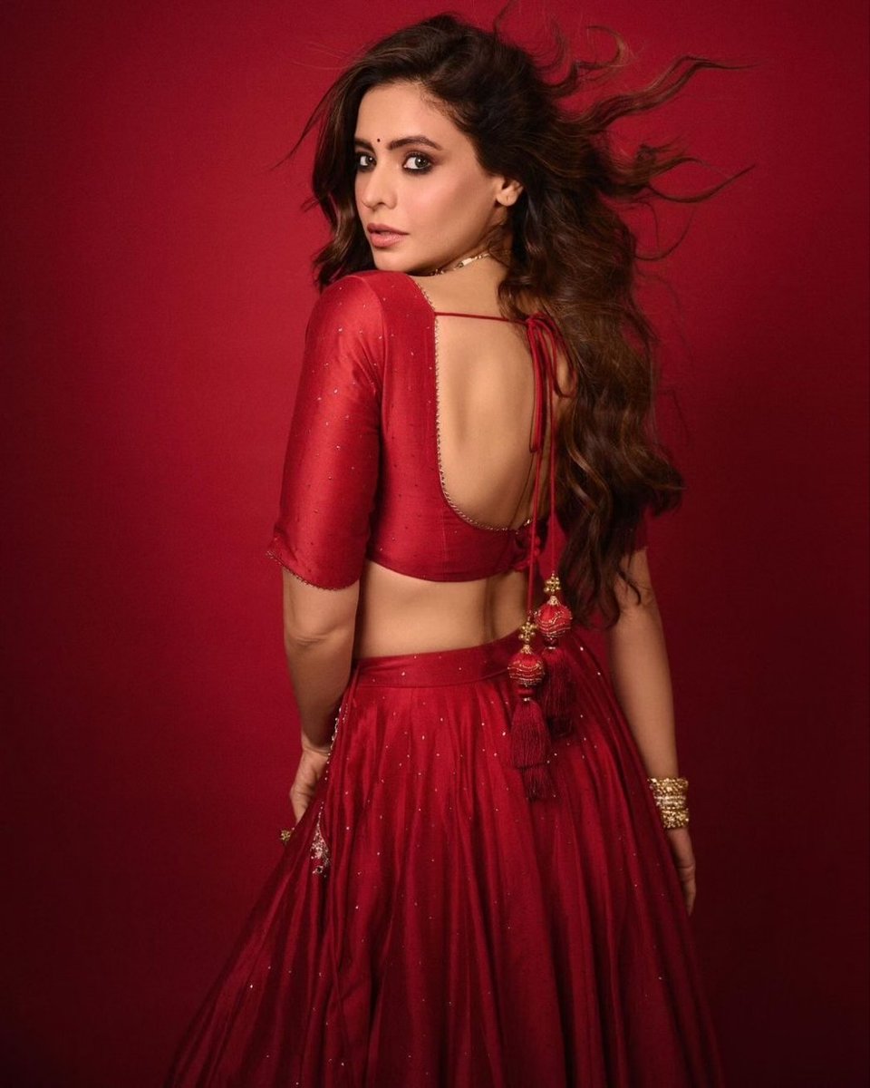 #AamnaSharif stuns in radiant red Indian attire, epitomizing classic charm and allure. 💃🔥 🌺❤️
.
.
.
.
#AamnaSharif #TraditionalFashion #ElegantBeauty #RavishingInRed #IndianCulture #talkingbling