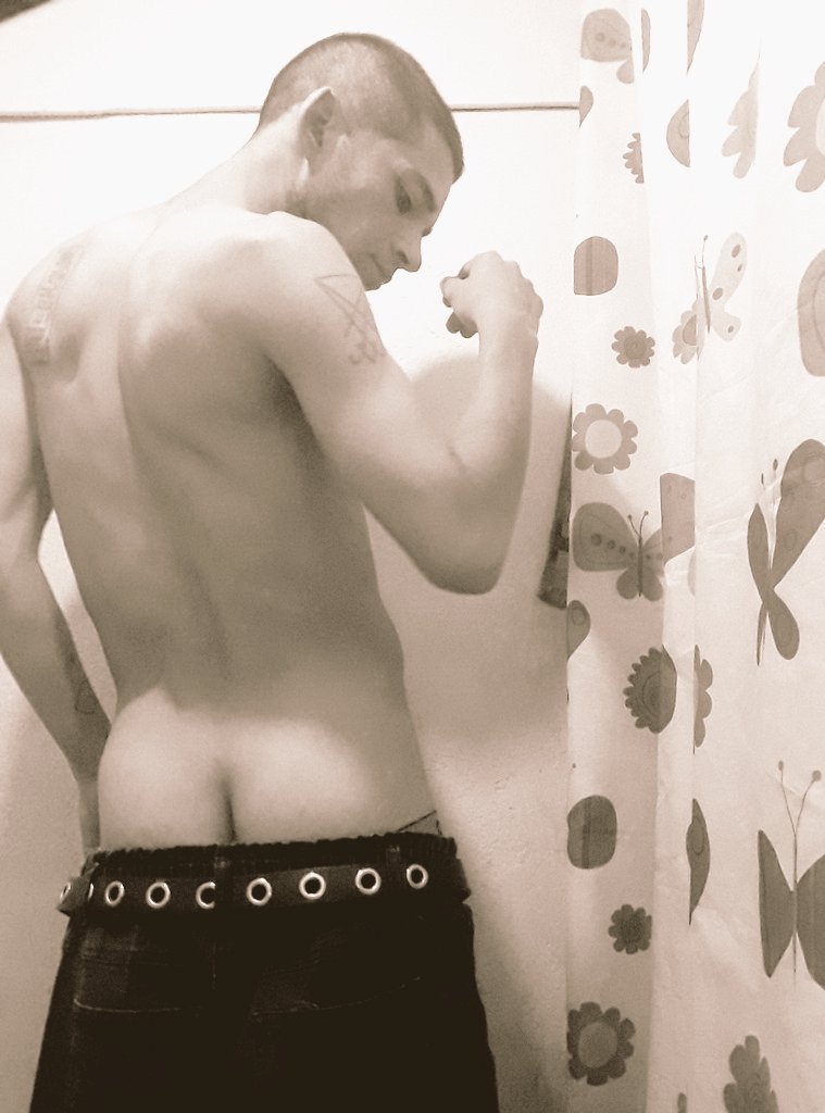 put0disidente's tweet photo. A veces se me escapa la palabra de mi fuego, ese que me chorrea, ese que me erecta, se me escapa la palabra para nombrar esto que siento cuando ardo de lujuria https://t.co/DAQZFEOXqM