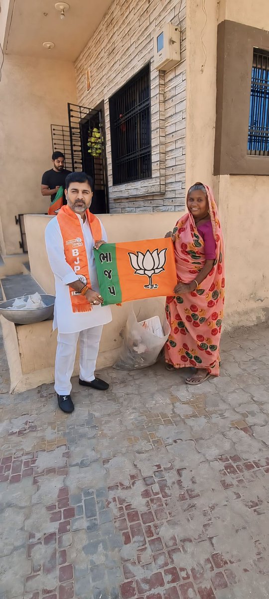 MLASanjaysinh's tweet photo. 🏠મારુ ધર,ભાજપ નું ધર🪷

વિશ્વના સૌથી મોટા રાજકીય પક્ષ ભારતીય જનતા પાર્ટીના સ્થાપના દિવસ નિમિત્તે મારા નિવાસસ્થાને કાર્યકર્તાઓ અને હોદ્દેદારો ની ઉપસ્થિતમાં પાર્ટીનો કેસરિયો ધ્વજ લહેરાવ્યો તથા મત વિસ્તારમાં સ્ટીકર લગાવી ઉજવણી કરવામાં આવી.

#bjpfoundationday https://t.co/cQi5d0ReTf