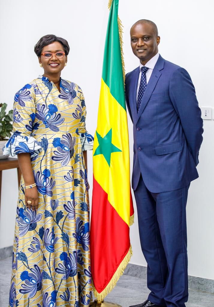 Frère ministre et sœur ministre et Par un 6 avril au #Senegal post-1960.
Nous avions déjà :
          Deux frères dans le même gouvernement : Amadou Ababacar et Ibrahima Sall. Cas unique.
          4 fois père ministre, enfant ministre: Edouard et Brunon Diatta – Abdoulaye et…