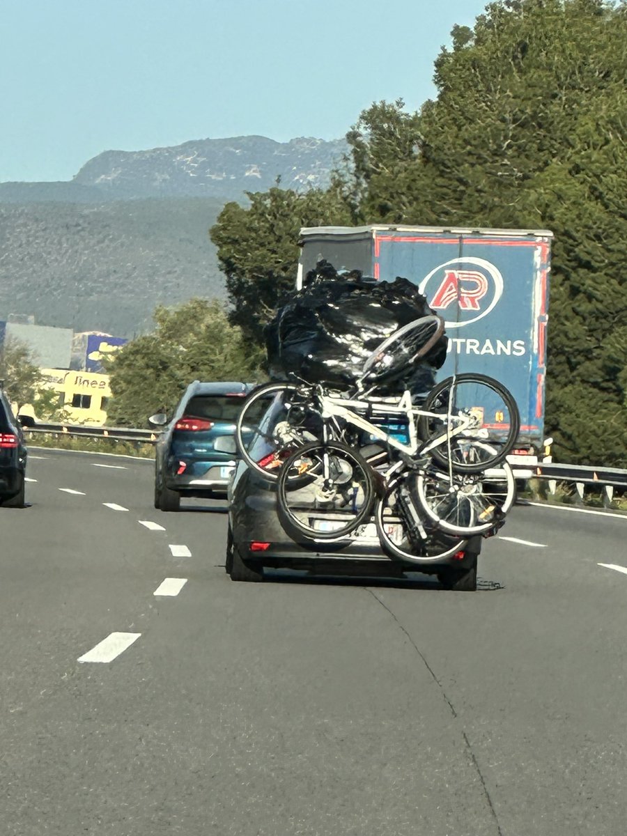 nmaronda's tweet photo. Increíble a la velocitat que va. En molts moments pel carril esquerra. Km 211  AP7 direcció Tarragona @mossos @transit https://t.co/BKAfbyyqZW