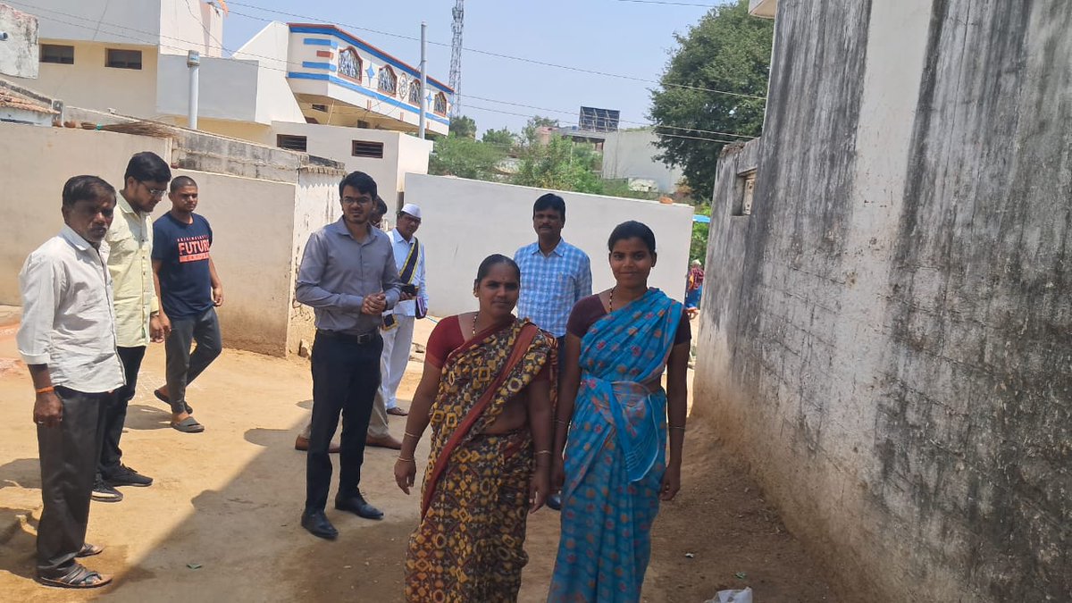 MC_Mahabubnagar's tweet image. Hon&apos;ble @ACLB_MBNR examined the #WaterSupply at the school Anganwadi Center &amp;amp; Other Places in Boyapally region along with @MC_Mahabubnagar, #MunicipalEngineer &amp;amp; #AssistantEngineer in the town. 
#CleanWaterForAll #MissionBhagiratha @mb_telangana @TSMAUDOnline @Collector_MBNR