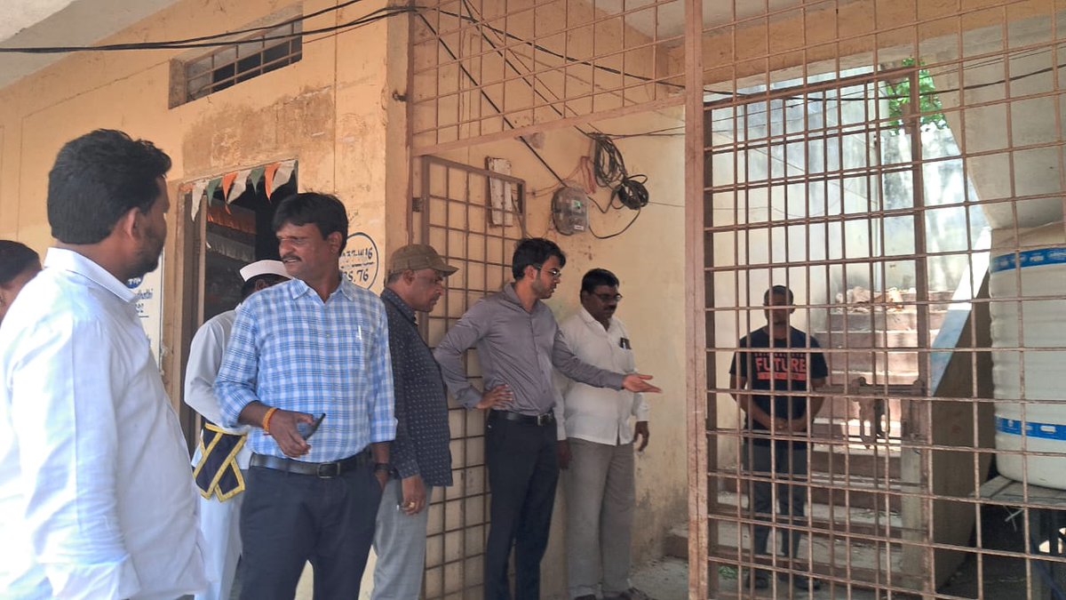 MC_Mahabubnagar's tweet image. Hon&apos;ble @ACLB_MBNR examined the #WaterSupply at the school Anganwadi Center &amp;amp; Other Places in Boyapally region along with @MC_Mahabubnagar, #MunicipalEngineer &amp;amp; #AssistantEngineer in the town. 
#CleanWaterForAll #MissionBhagiratha @mb_telangana @TSMAUDOnline @Collector_MBNR