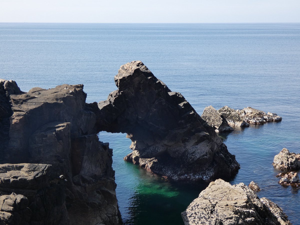 The Sea Arch @ Bloody Foreland in North Donegal.
inishview.com/activity/blood…

#Magheroarty #Falcarragh #Donegal #wildatlanticway #LoveDonegal #visitdonegal #bestofnorthwest #visitireland #discoverireland #Ireland #KeepDiscovering #LoveThisPlace #discoverdonegal #govisitdonegal