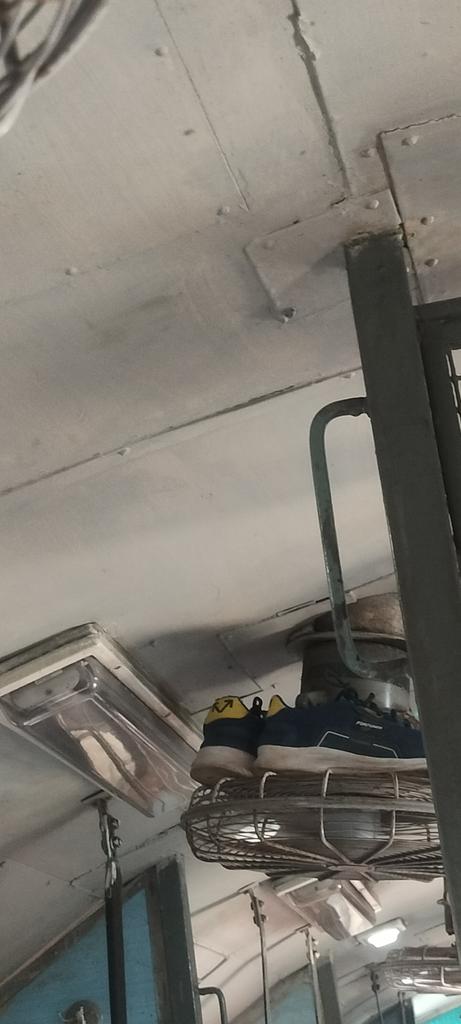 mehbubJMM's tweet photo. हेलो @IRCTCofficial @RailwaySeva @RailMinIndia मेरा एक भाई है ओ। Tarin no 07256। कोच S 11. seat no 30 के पास अभी तक नाइट से जूता चप्पल पंखा के उपर रखा है उसको बोलने पे भी नही हटा रहा है प्लीज़ चेक फोटो 🙏🙏
#IRHelp https://t.co/5QPQgBT80H