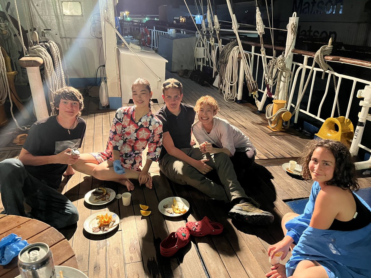 BlueOceanMiraie's tweet photo. みらいへのメインデッキはメンスルを広げられるくらいの大きさ‼️
ということは…畳○○枚くらいの大きさはあるので、いろんなことができます😆

毎朝6時45分から朝ヨガやラジオ体操をしていました✨
天気のいい日中にはみんなでお昼寝をしたりランチをしたり組体操(!?)をしたり…
パーティもできます🎈 https://t.co/zNTGhPYLrJ