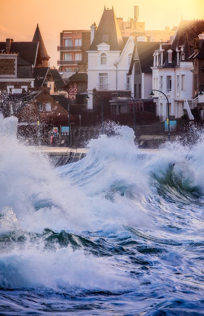 Les grandes marées font leur retour dès demain dans un contexte potentiellement très agité , comme ici sur cette image de Saint Malo prise il y a quelques temps. 📷canon5dm4+canon70-200f2.8is+2xIII 🎬 f/5.6 , iso640 , 400mm , 1/320s