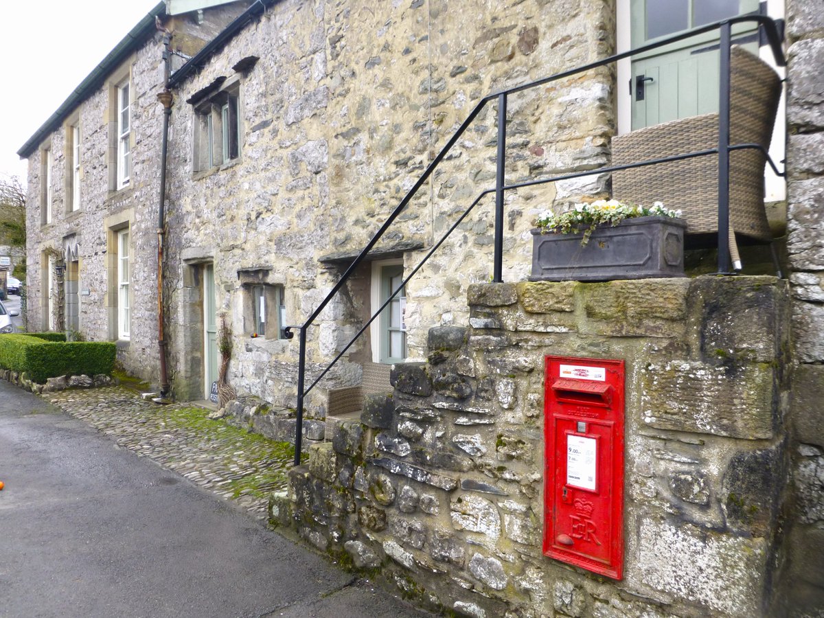 📮Good morning #postbox people. An ER wall box in Stainforth #YorkshireDales #NorthYorkshire on #postboxsaturday 💌Have a great day💌