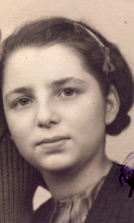 6 April 1928 | French Jewish girl Simone Zilberstein was born in Paris. She arrived at #Auschwitz on 21 August 1942 in a transport of 1,000 Jews deported from Drancy. She was among 817 people murdered in gas chambers after the selection.