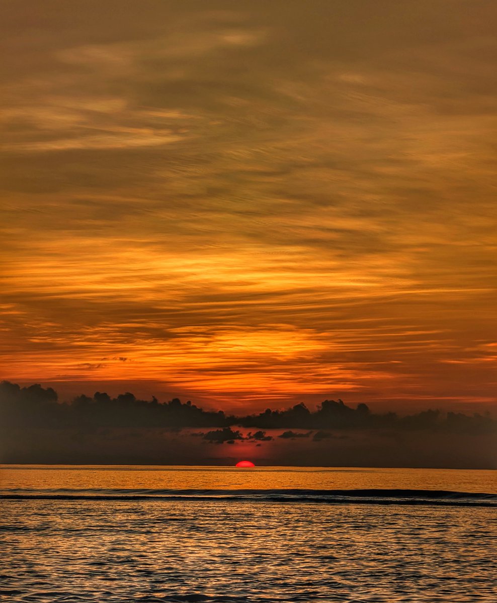 Sunrise

#Maldives #visitMaldives #sunset #sunrise #goldenhour #island #photography #travel #Google #TeamPixel #Pixel8Pro