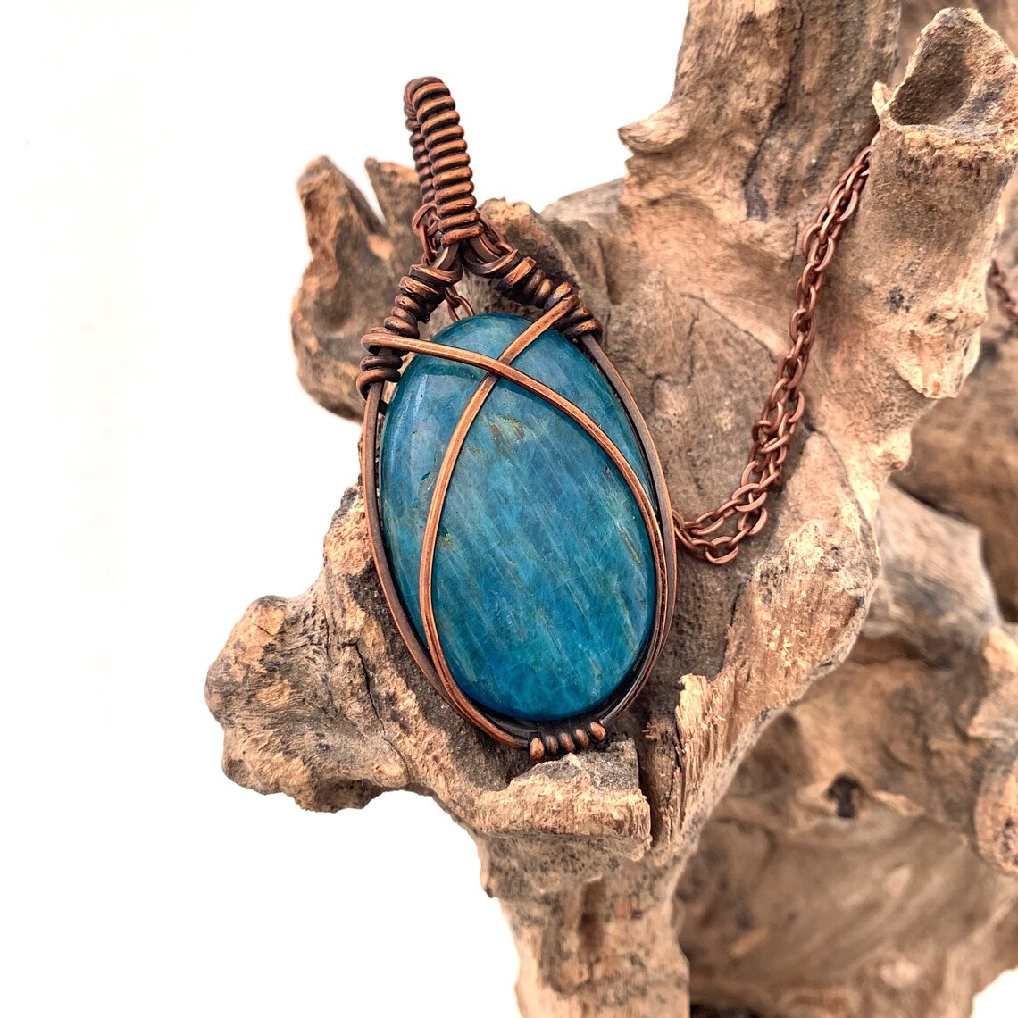 Unique, handcrafted pendant, copper wire wrapped over Apatite.

Purchase via Etsy: etsy.com/uk/listing/170…

#apatite #copper #wirewrapped #uniquejewellery #handcrafted #pendant #boholook #bohostyle #bohemianjewellery #bohemianfashion #earringsofgemstome #gemstonependant