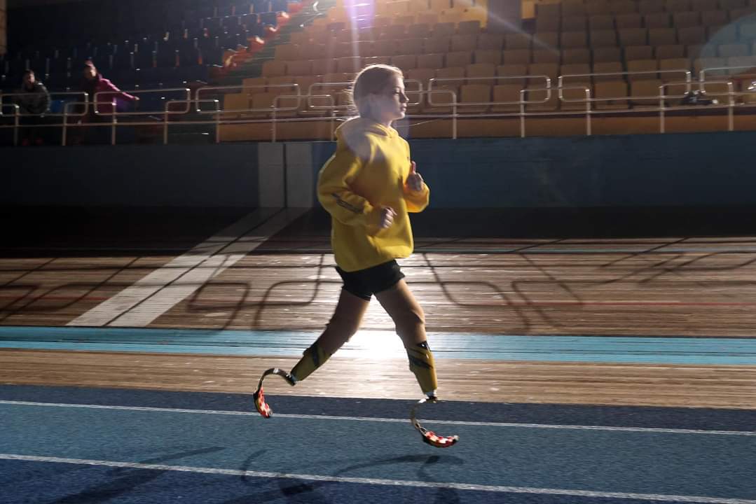 The unbreakable 12yo Yana lost both legs in the russian terrorist attack against Kramatorsk railway station. Now, the girl trains for the Boston marathon where she'll be raising funds for a Ukrainian defender wounded in action Source: First medical union of Lviv