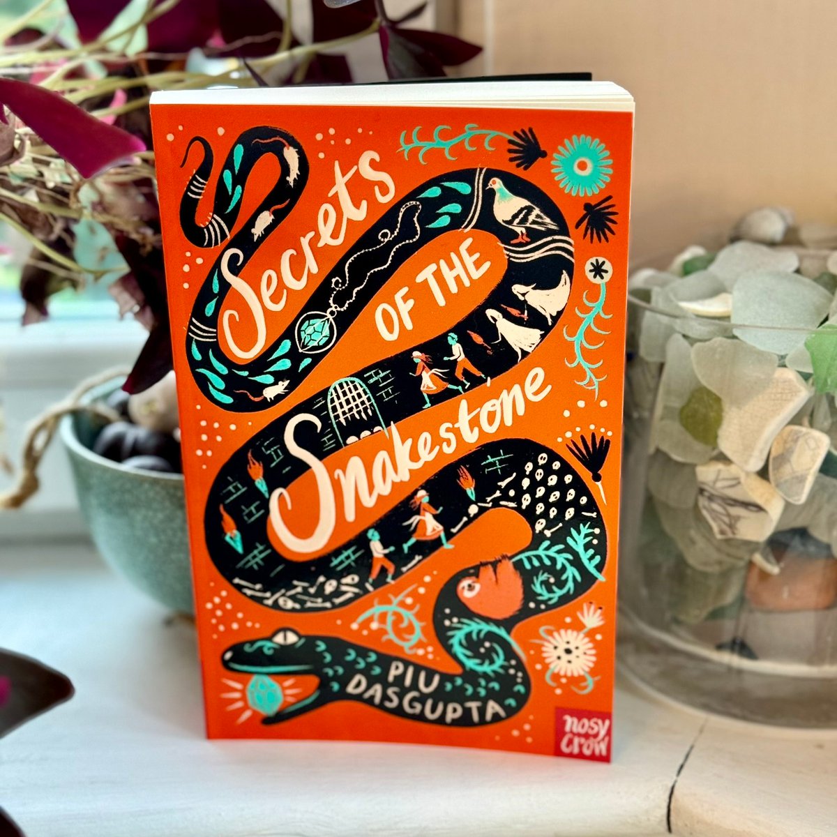 Just finished @PiuDasGupta1's #SecretsOfTheSnakestone and it was a blast! 19th century Paris, sinister secret societies, danger and betrayal, a fearless heroine and a rattling pace. Great stuff! 🐀🐍💎 @NosyCrow