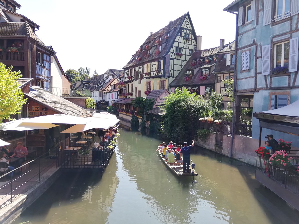 One of my favourite places I've been was a place I had never heard of. Welcome to Colmar, France 🇫🇷 Called 'The Little Venice' this medieval village is so beautiful I ended up staying nearly a week to explore the rest of the Alsace region.