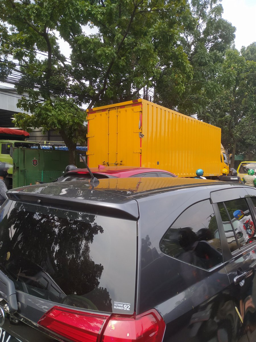 Tiap hari macet di jl.soekarno hatta sebrang Adira sebelum perempatan Mekarwangi. Disebabkan parkir mobil   galon RON88. Memakan badan jalan. Tolong ditindak <a href="/dishubkotabdg/">Dishub Kota Bandung</a> <a href="/PRFMnews/">Radio PRFM</a>