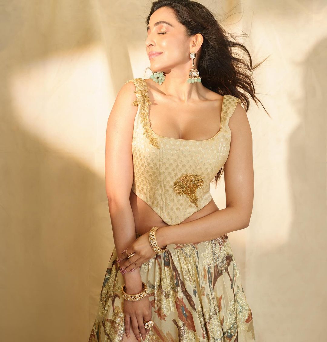 GKdsl4wbwAAC9Jb?format=jpg&name=medium