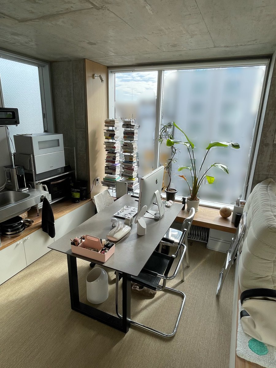 mzhaus's tweet image. 本は、タワーみたいに積んで収納するのが
最も省スペース。