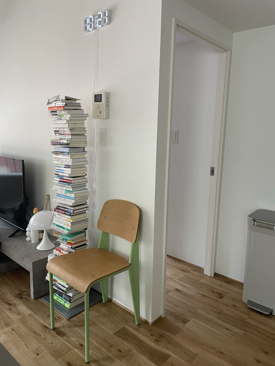 mzhaus's tweet image. 本は、タワーみたいに積んで収納するのが
最も省スペース。