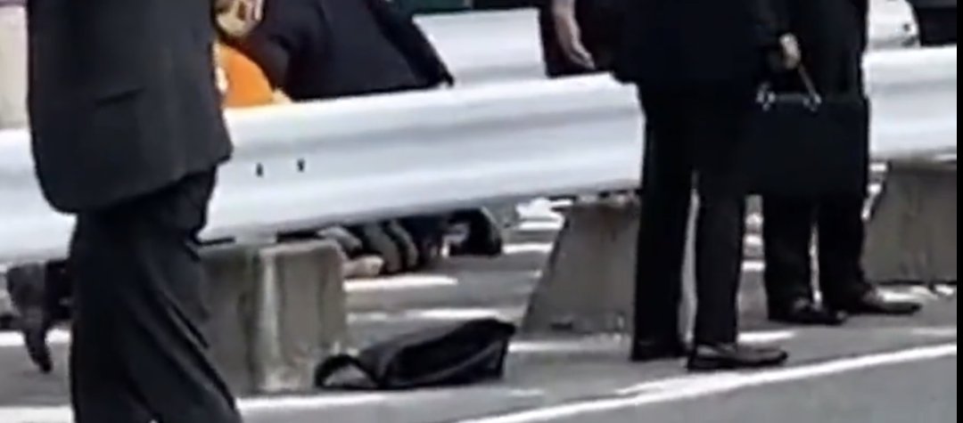 IshMayumi's tweet photo. みんな！よく見て欲しい🧐

山上の銃を拾い上げた時だ（右動画）
黒い鞄に入れた後は（左画像）
ずっと ガ-ドレ-ルに放置されていた
扱い方もね。

残された動画から解る事実がある。

この日にこの場所に
何人の裏切り者がいたのだ？
事前に知っていた者もだよ
#安倍元総理暗殺事件の真相究明 https://t.co/dMLxvN8voL