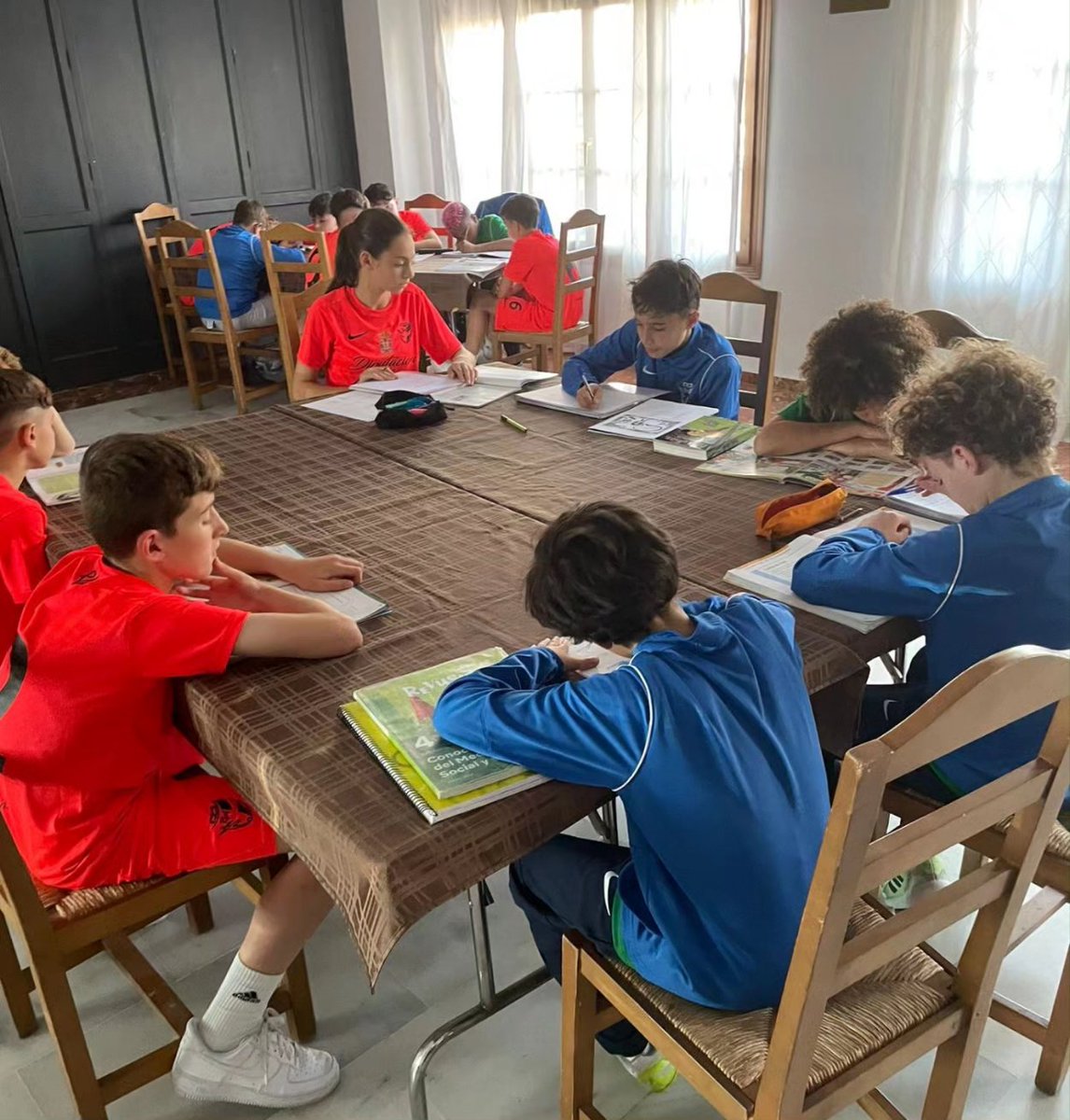 RFAF's tweet photo. 🌟 ¡Fair play y excelencia académica en la Copa de Andalucía de fútbol sala! 🌟

🟩 En la jornada de ayer se mostró la tarjeta verde al seleccionador Roberto Elvira @Robfs2 en un acto de deportividad dejándose un gol al estar un jugador rival lesionado en la pista. Gestos así honran al deporte

📚 Además, nuestros jugadores destacan tanto en la pista como en las aulas, mostrando su compromiso con el estudio y el deporte.

💟#FútsalRFAF