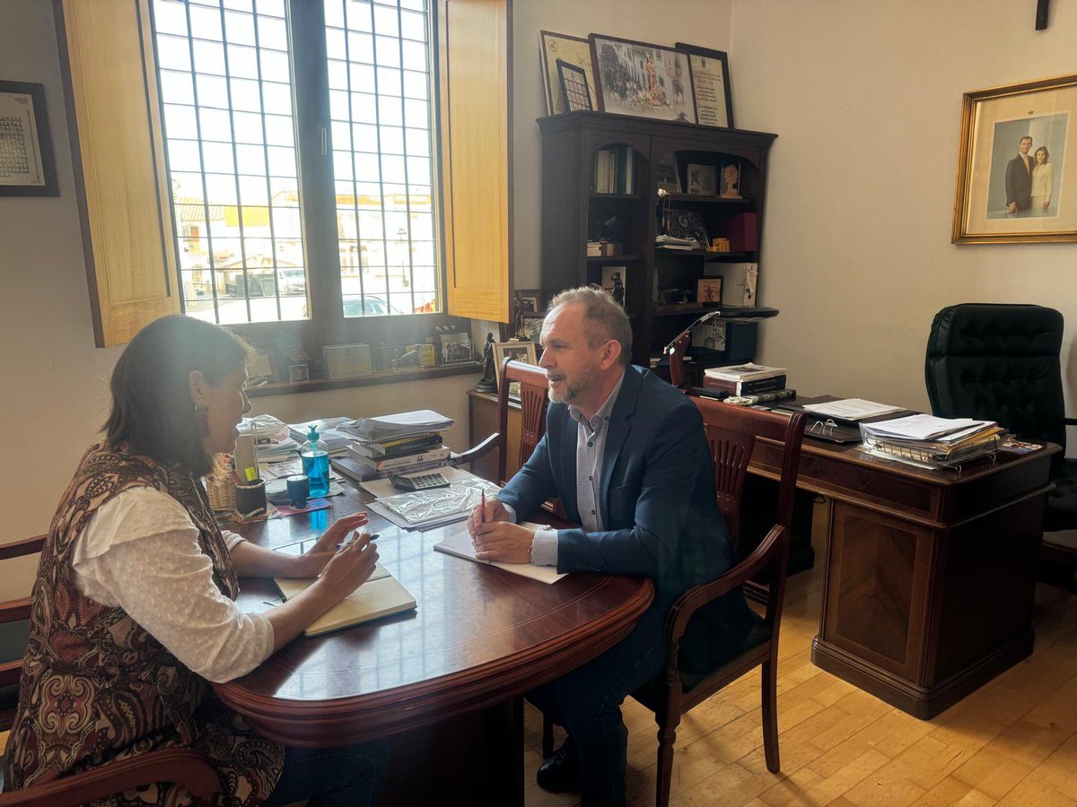 cabello_araceli's tweet photo. 🦶🏽Paso a paso
🏘️Pueblo a pueblo
➡️ Ayer en #DosTorres,con @mtorfern07,ofreciendo el apoyo del @pp_cordoba 
✅Son muchos los proyectos en marcha,a corto,medio y largo plazo,pero todos tratados con el mismo mimo,dedicación y compromiso
#Sigamosremando por un futuro mejor
@ppandaluz https://t.co/tr748AXEue