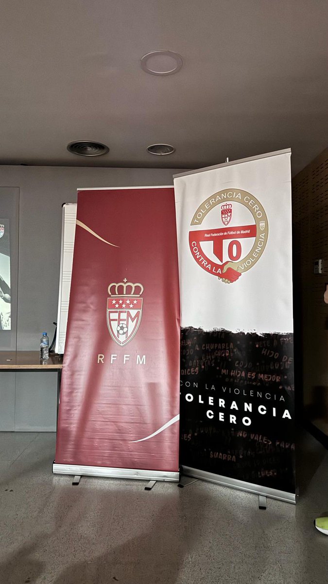 RFFM_oficial's tweet photo. ❌ Ayer el programa Tolerancia Cero de la RFFM estuvo con el @CDVILLACONEJOS con su programa anti violencia y dando una charla repleta de valores y donde terminar con la violencia física y verbal es el objetivo 

Ante la violencia, @T0eneldeporte ✔️ https://t.co/7BLHv6yLm8