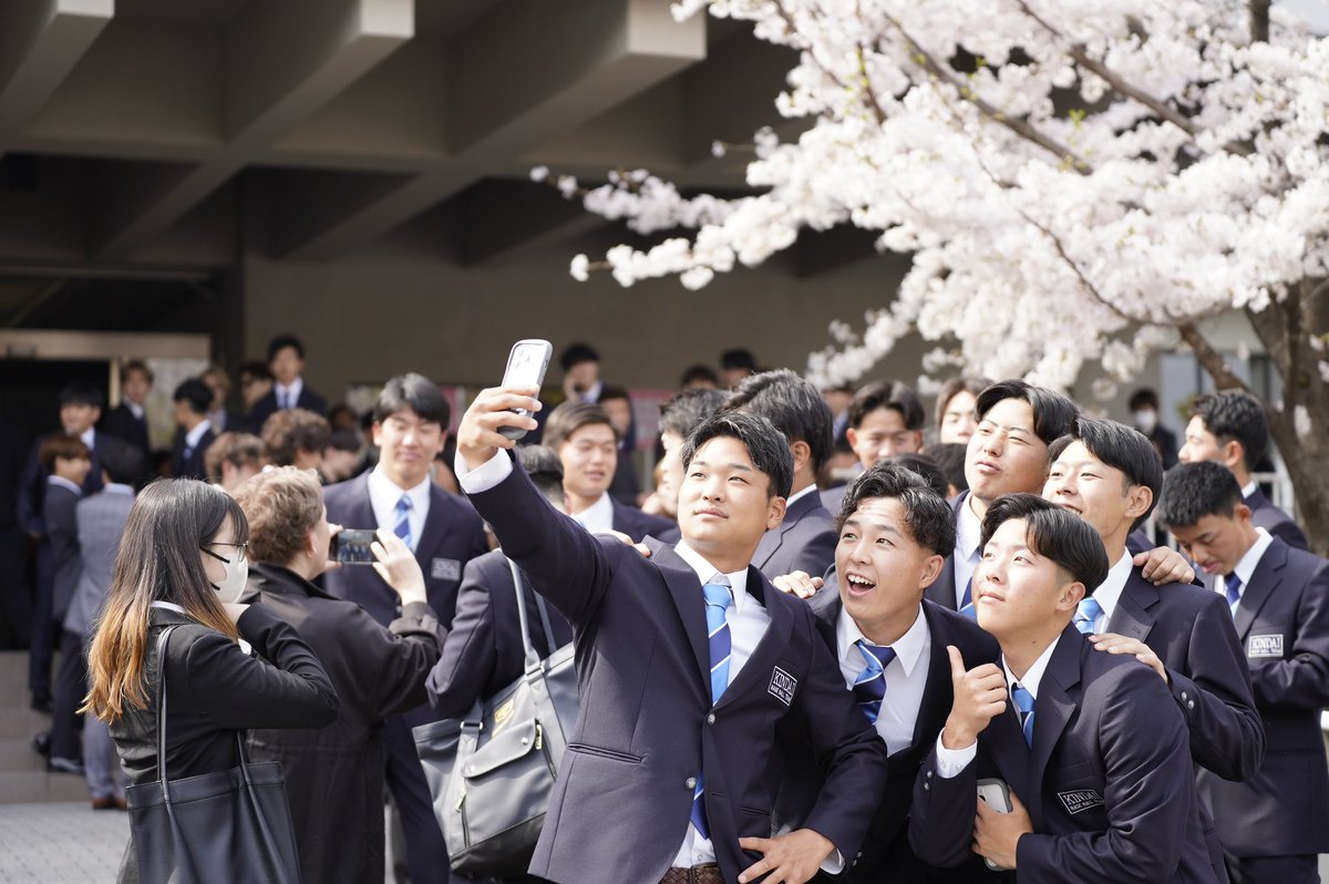 kinkidaigakuPR's tweet photo. ここ数年は、コロナ禍の影響を受けて、オンラインや2部制で行っていた入学式。
今年は5年ぶりに、約8000人の新入生が一堂に会しました。
#近大入学式 https://t.co/FpgwEmssA6