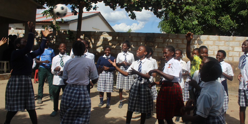 In #Zambia, we recognize the transformative power of #sport in fostering social change.  Our Amos Youth Centre has introduced organized sports activities through the @Aidsfonds #Kids2Care with @prichozm.
#SportforDevelopment
#InternationalDayofSportforDevelopmentandPeace (IDSDP)