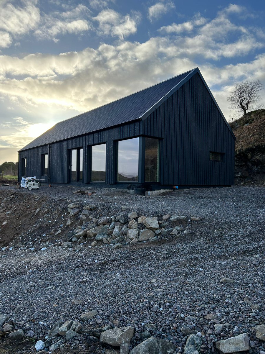 MAKARhomes's tweet photo. A stunning @MAKAR A2.9 Example Home on #Skye.

🏡Single-storey design with level access
🔺Pitched roof, designed with minimized eaves = well suited to exposed locations
🛏Two bedrooms &amp; a study
🚿Accessible shower room &amp; en-suite
📦Attic storage above bedrooms &amp; serviced areas https://t.co/OtAopNsXJr