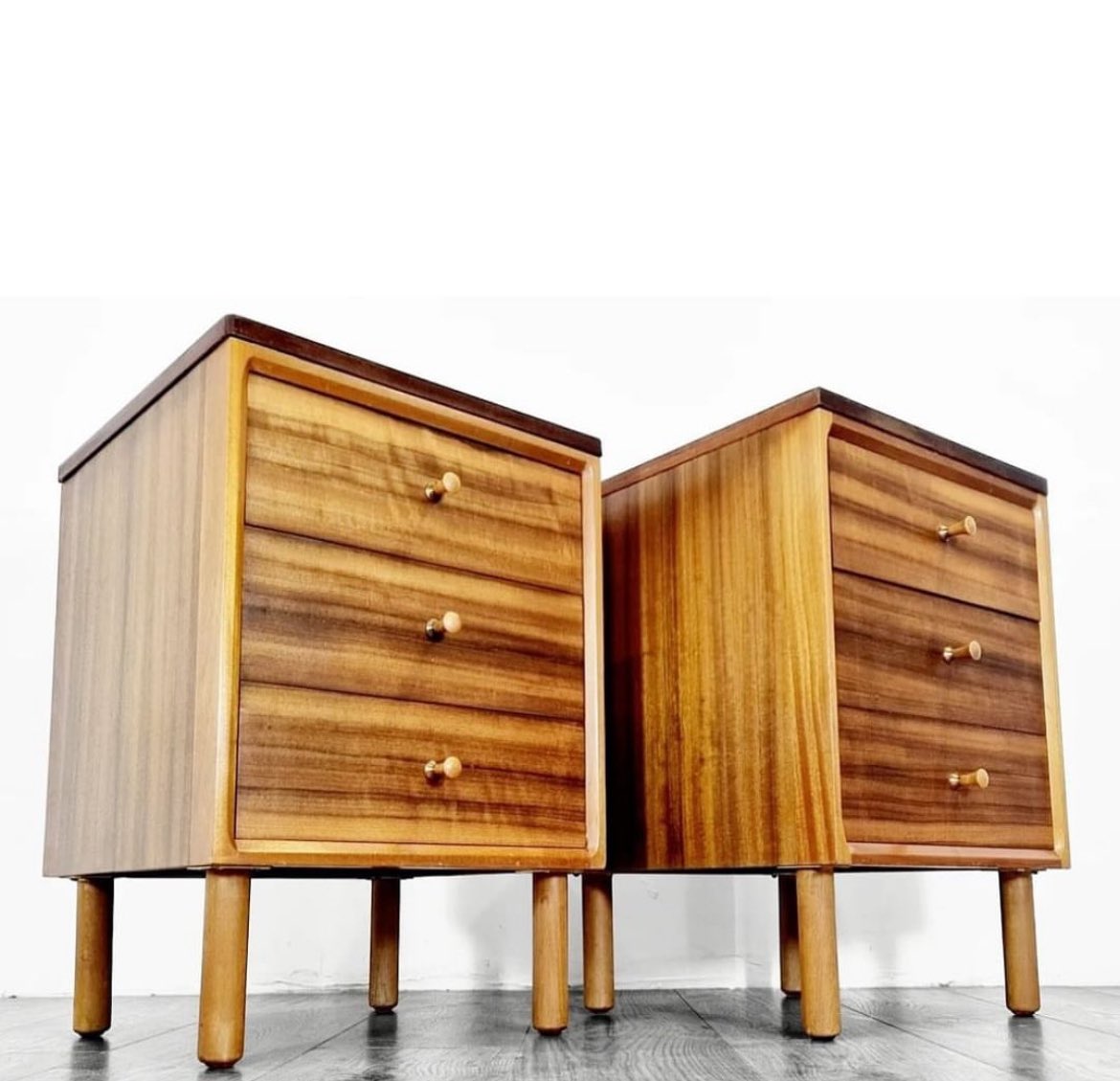 Happy weekend guys! Check out these Mvule Wood bedside tables. Featuring clear wood varnish, cnc cut edges for the face & quality knobs screwed in tight, this is the best purchase you could make for your bedroom yet. Price is Ksh 35,000. To order, send me a DM! Kindly RT.