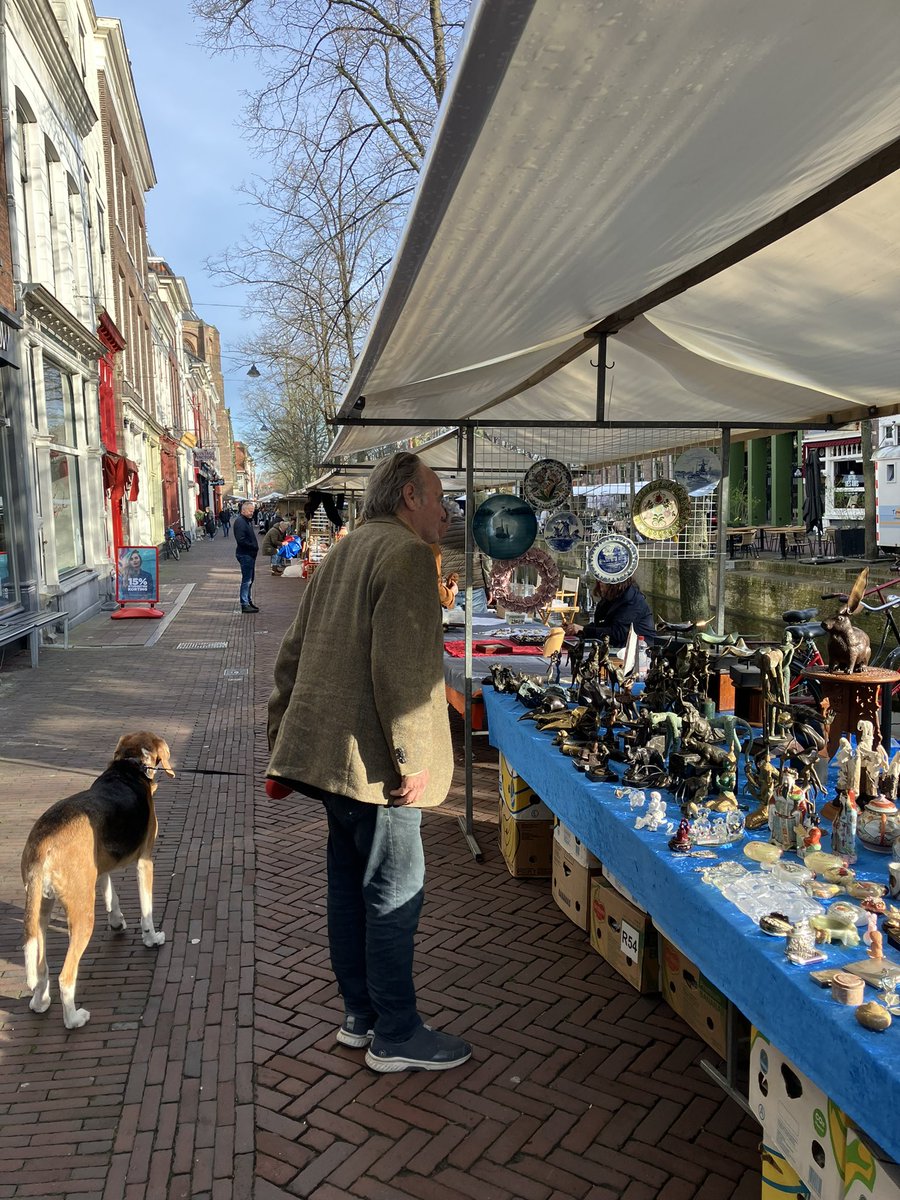 Zaterdagmorgen (heerlijk!), de zon schijnt en het is alweer supergezellig in onze stad. 💙Voor het eerst dit jaar weer de Delftse Antiekmarkt, iedereen van harte welkom!