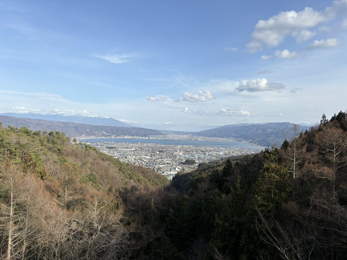 塩嶺公園の展望台より
左側は八ヶ岳、右側は入笠山と南アルプス
富士山は霞んで見えない
諏訪湖にさざなみが立っている
中山道は手前の谷を直登して塩尻峠に至る