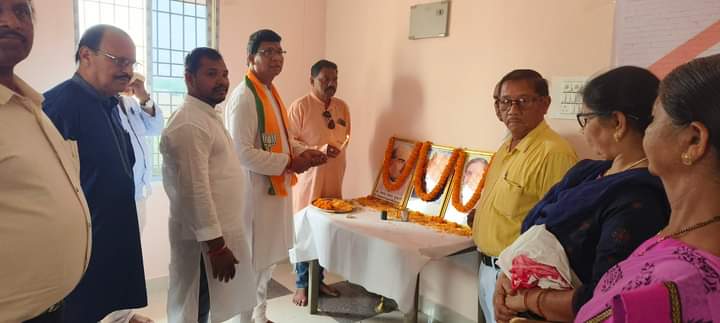PratapPuala's tweet photo. ଭାରତୀୟ ଜନତା ପାର୍ଟି ର ପ୍ରତିଷ୍ଠା ଦିବସ ଅବସରରେ ଜ଼ିଲ୍ଲା କାର୍ଯ୍ୟାଳୟ ଠାରେ
ରାୟଗଡା ନିର୍ବାଚନ ମଣ୍ଡଳୀ
@BJP4Odisha
@BJP4Delhi
@BJP4India https://t.co/xVQxRRw8er