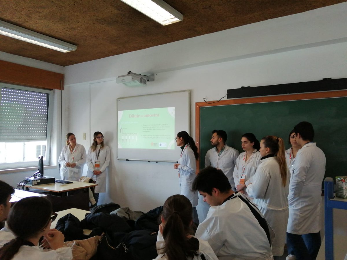 MicroMundo_IUCS's tweet image. Session 2 of the @MicroMundo_IUCS for the first team acting in the 12th grade of the EBS Cristelo TEIP School is done!
We processed soils from different locations and we're looking forward to exploring the biodiversity we're going to find, stay tunned!
@Cespu_Ensino @TOXRUNIUCS