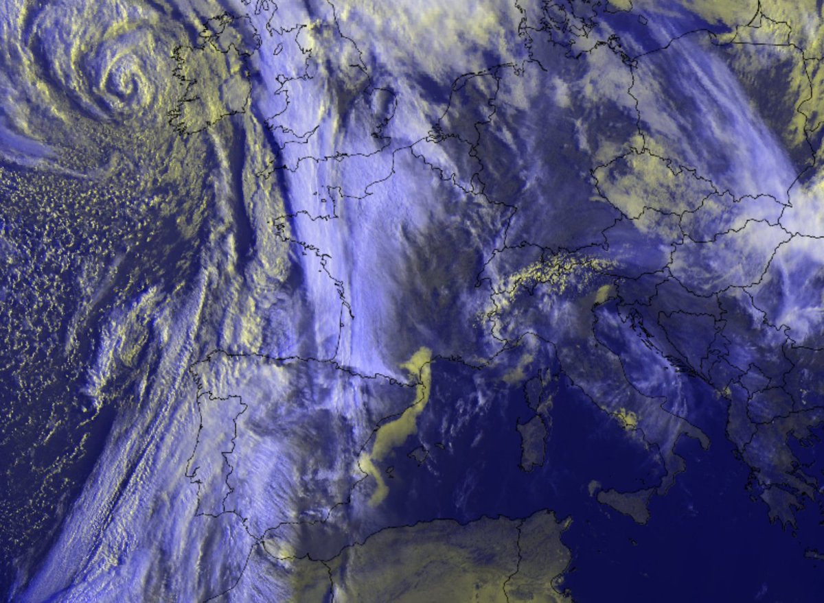 Bonjour,

Comme attendu, le ciel est très voilé ce samedi matin en raison de particules de #sable présentes en altitude, en provenance du Sahara. Des dépôts de sable pourront se produire entre ce soir et demain au passage de quelques pluies. 🌦️

Bon weekend !
