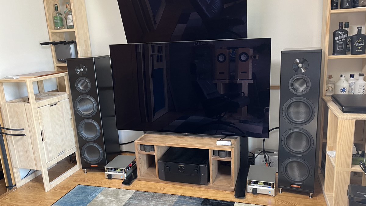 Mokkun118's tweet photo. 我が家の部屋紹介！床、壁、ドアは自作！
PC:RTX4090+i912900K本格水冷mo-ra3 420ラジエーター
ディスプレイ:LG OLED48CXPJA+OLED65C2PJA
スピーカーMAGICO A5+逢瀬WATERFALL Power500+MaranzAV10
椅子:オカムラコンテッサセコンダ、StresslessTokyo
#DIY 
#オーディオ
#お前らのPCデスク周り晒してけ https://t.co/E05pSgopTw
