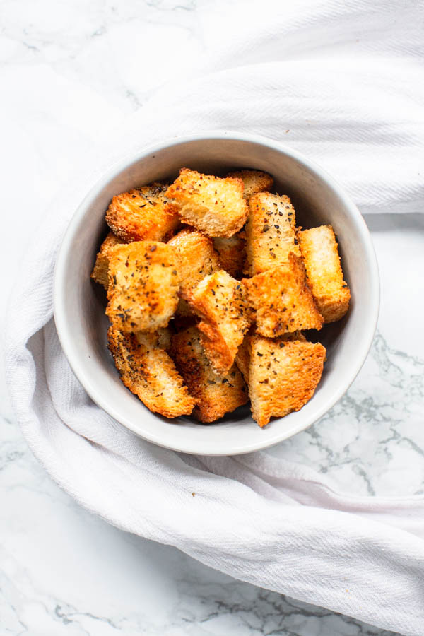 Easy Air Fryer croutons recipe with garlic and Italian seasoning. Make them in less than 10 minutes and serve with salad or soup. fastfoodbistro.com/air-fryer-crou… #recipe #recipes #airfrying #airfryer