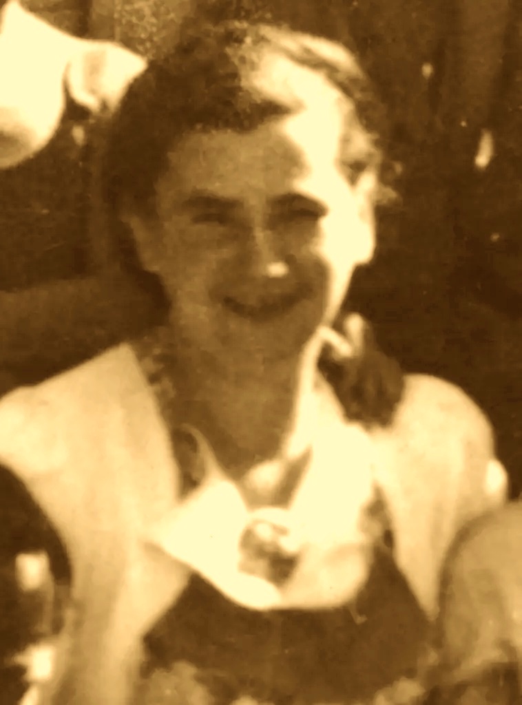 paroles_la's tweet photo. 6 avril 1944. Izieu. 44 enfants raflés. Avec eux, 7 adultes. Dont elle, 35 ans. Sur ses papiers, un nom : Marie-Louise Decoste. Qui peut lui éviter la déportation. Mais pas question d'abandonner les enfants. Juive polonaise, Léa Feldblum révèle son identité. Elle seule reviendra. https://t.co/xM7ZMfGOpr