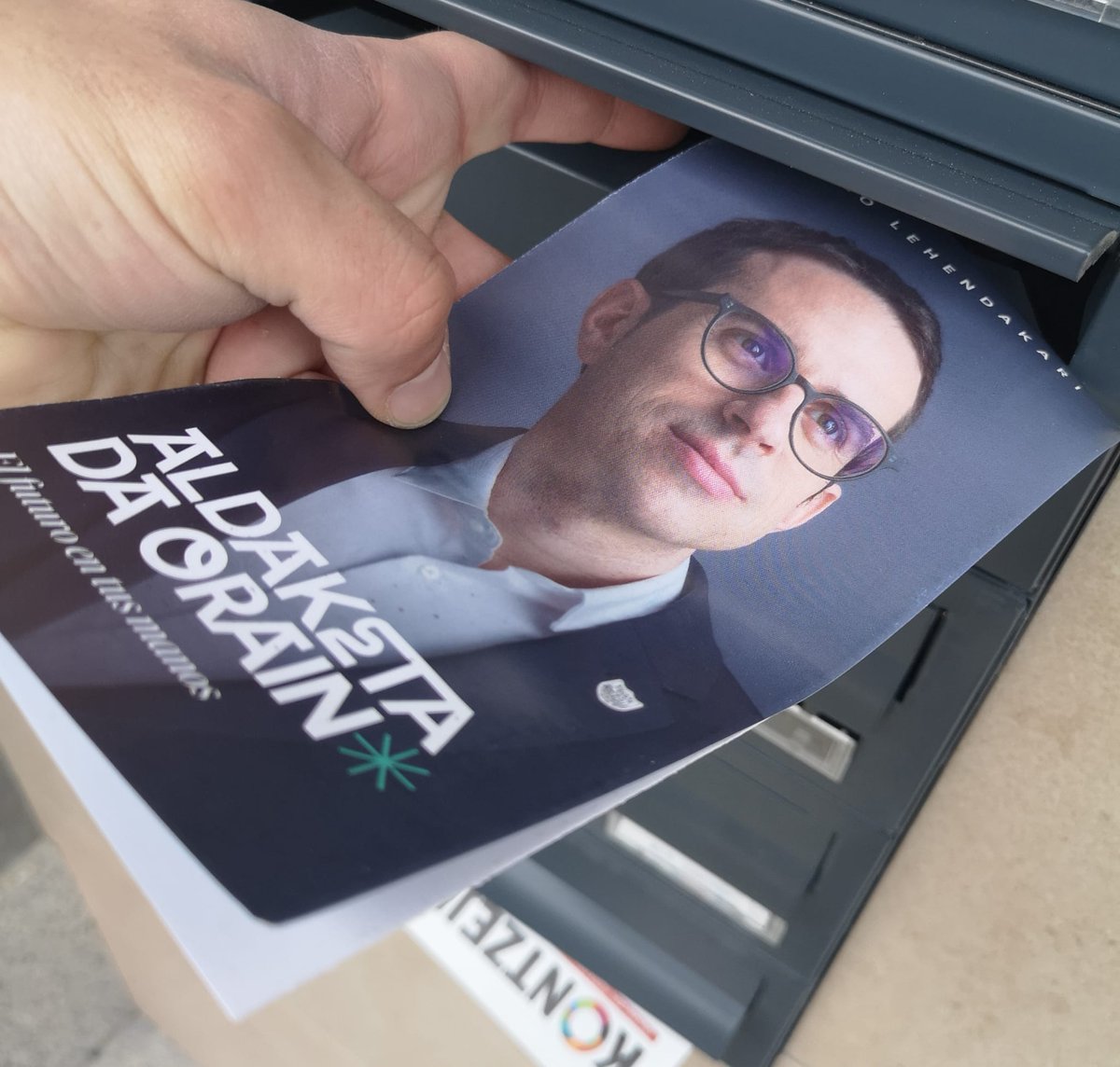 Goizean eskuorriak banatu ditugu auzoz auzo, etxez etxe...

Badago ilusioa, badago indarra, eta, badago, komunitate bat. Mila esker, auzolanean, lanean zabiltzatenoi.

Aldaketaren bila goaz!

#AldaketaDaOrain 
#BozkatuEHBildu